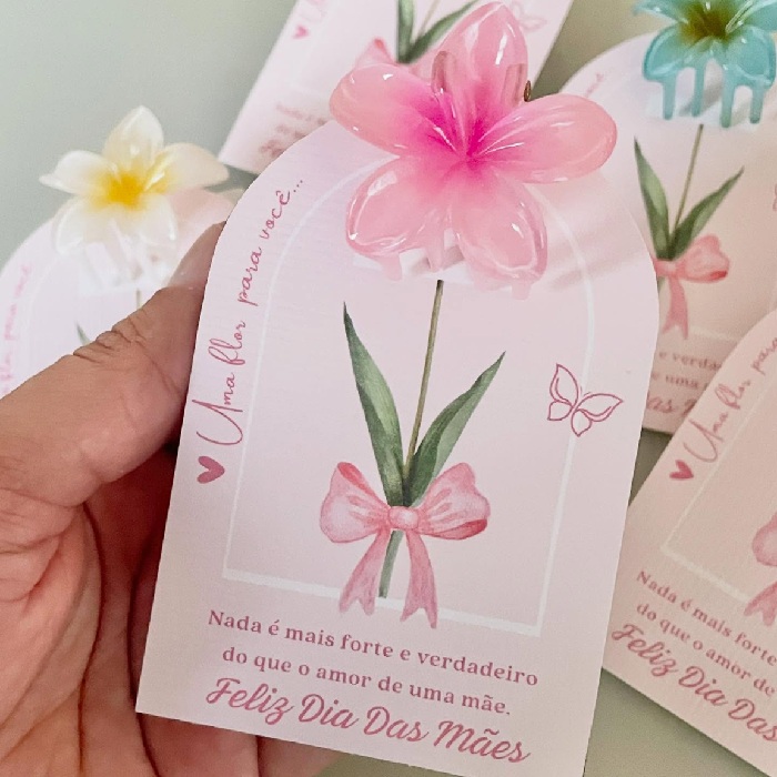 lembrancinha dia das mães com presilha de flor