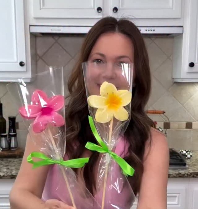 lembrancinha dia das mães com presilha de flor