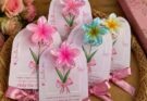 lembrancinha dia das mães com presilha de flor