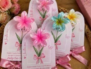 lembrancinha dia das mães com presilha de flor