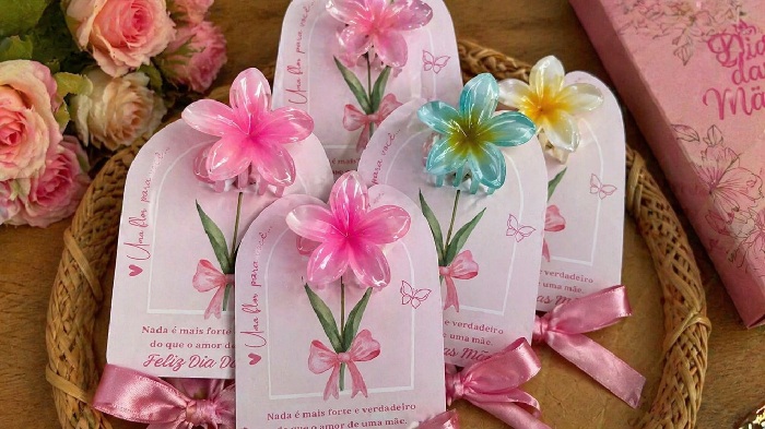 lembrancinha dia das mães com presilha de flor