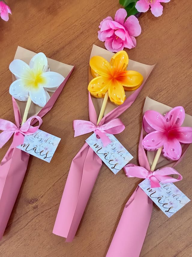 lembrancinha dia das mães com presilha de flor
